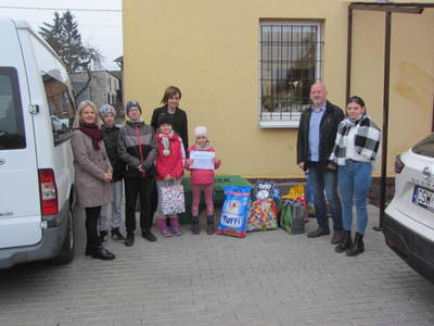 Przekazanie karmy dla psów ze schroniska od uczniów ze szkoły Niepublicznej w Sierosławiu.