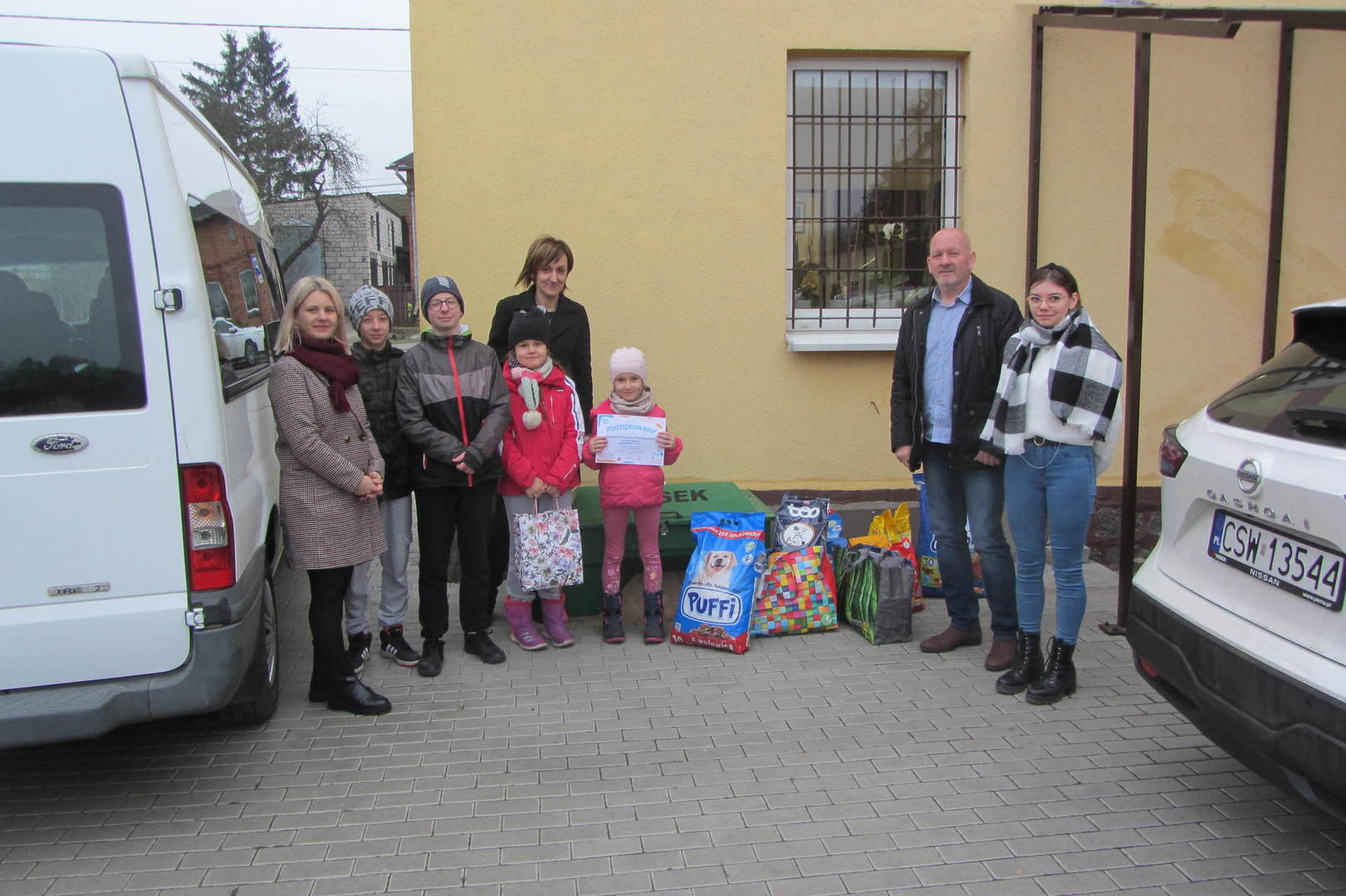 Przekazanie karmy dla psów ze schroniska od uczniów ze szkoły Niepublicznej w Sierosławiu.