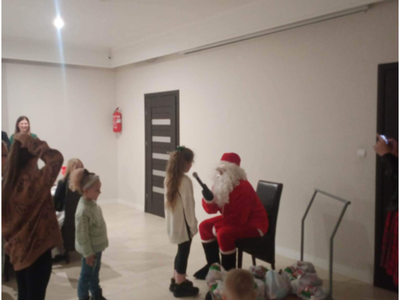 grupa dzieci czekających na spotkanie z Mikołajem – wewnątrz budynku