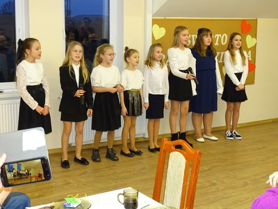 Zdjęcie przedstawia dzieci, które występowały w przedstawieniu dla babć i dziadków w świetlicy.