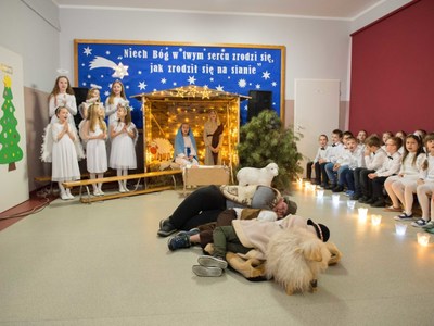 przedstawiają dzieci podczas występu w jasełkach.