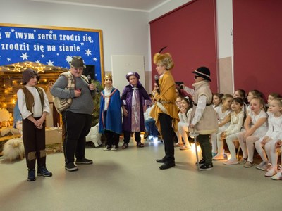 Przedstawiają dzieci podczas występu w jasełkach.