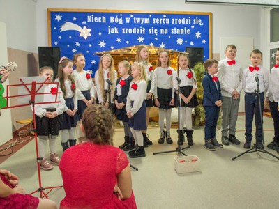 Przedstawia Scholkę Promyczki Maryi z Sierosławia