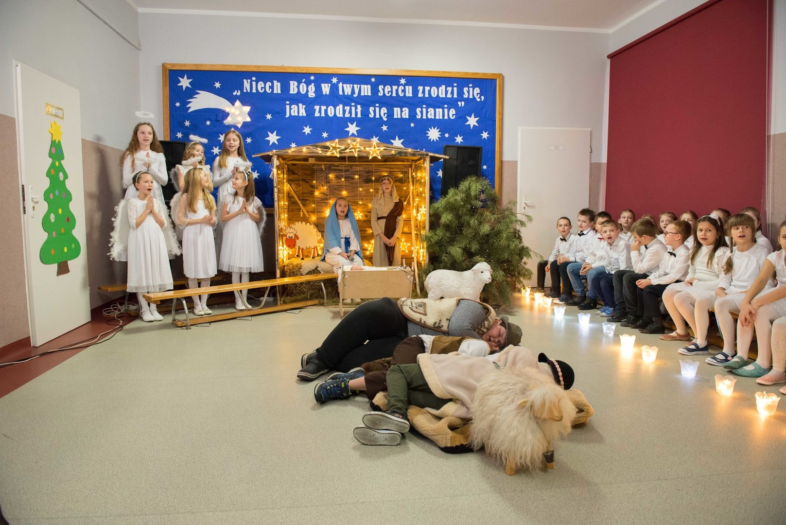 przedstawiają dzieci podczas występu w jasełkach.