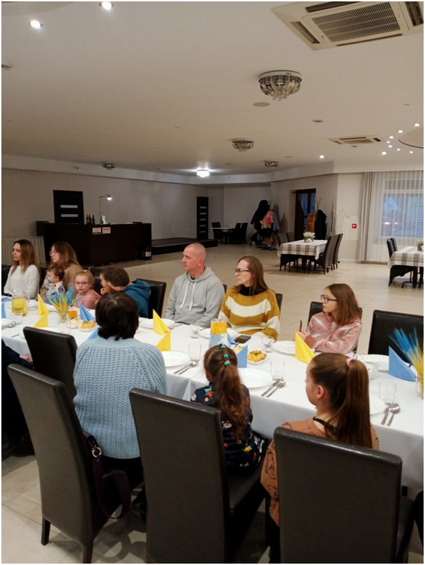 osoby siedzące przy stole – wewnątrz budynku