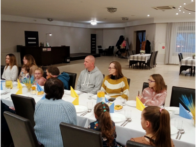 osoby siedzące przy stole – wewnątrz budynku