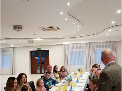 osoby siedzące przy stole – wewnątrz budynku