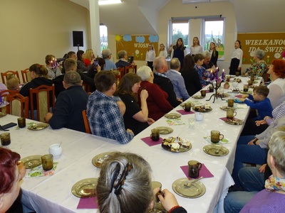 Zdjęcie przedstawia zgromadzonych gości, którzy oglądają przedstawienie wielkanocne