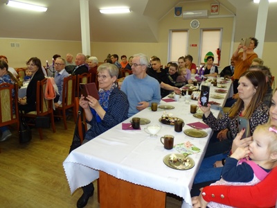 Zdjęcie przedstawia zgromadzonych gości, którzy oglądają przedstawienie wielkanocne