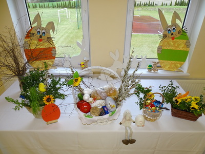 Zdjęcie przedstawia zastawiony stół wielkanocny, który jest dekoracją przedstawienia