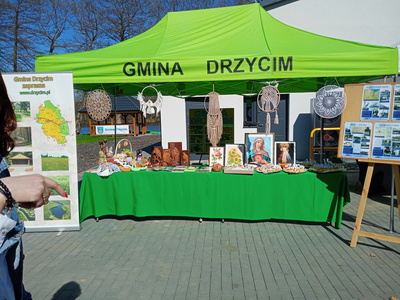 stoisko Gminy Drzycim – na zewnątrz budynku
