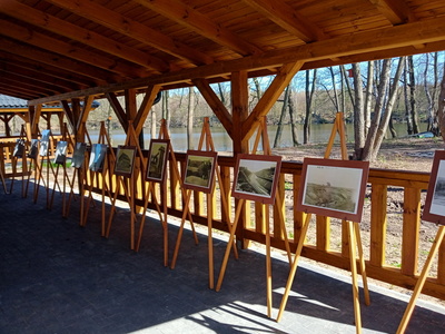 wystawa zdjęć Elektrowni w Gródku – na zewnątrz budynku