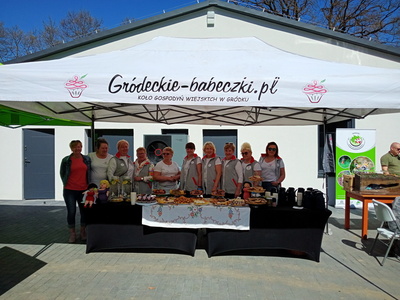 stoisko KGW Gródeckie Babeczki – na zewnątrz budynku