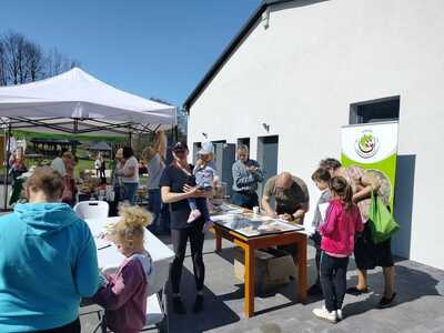 stoisko Wdeckiego Parku Krajobrazowego – na zewnątrz budynku