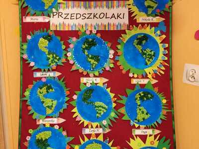 Prace plastyczne  dzieci przedstawiające kulę ziemską. Wewnątrz.