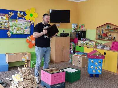 Pszczelarz przedstawiający ul. Wewnątrz.