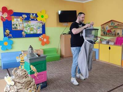 Pszczelarz przedstawiający strój. Wewnątrz.