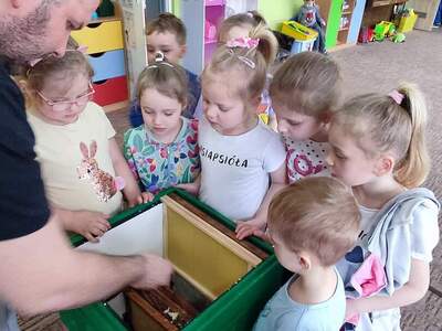 Grupa dzieci oglądająca ul. Wewnątrz.