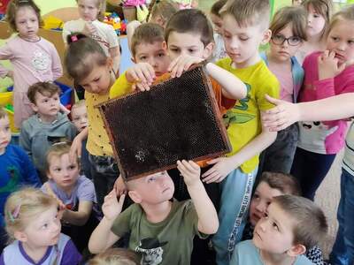 Grupa dzieci oglądająca ul. Wewnątrz.