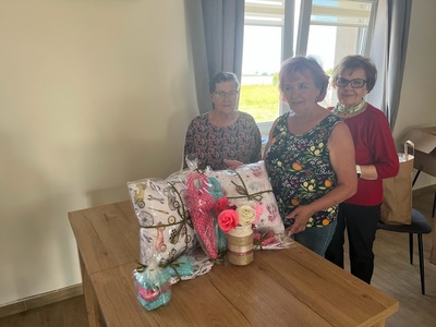 Na warsztatach Klubu Seniora+ przygotowywanie były niespodzianki dla dzieci