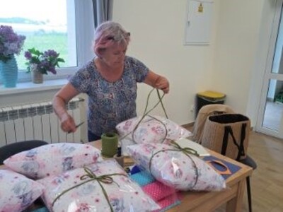 Na warsztatach Klubu Seniora+ przygotowywanie były niespodzianki dla dzieci