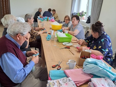 Na warsztatach Klubu Seniora+ przygotowywanie były niespodzianki dla dzieci