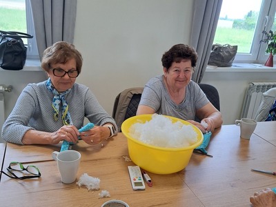 Na warsztatach Klubu Seniora+ przygotowywanie były niespodzianki dla dzieci