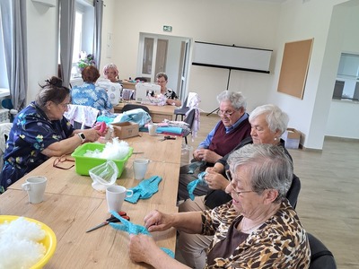 Na warsztatach Klubu Seniora+ przygotowywanie były niespodzianki dla dzieci