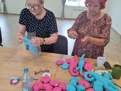 Na warsztatach Klubu Seniora+ przygotowywanie były niespodzianki dla dzieci