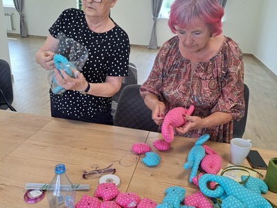 Na warsztatach Klubu Seniora+ przygotowywanie były niespodzianki dla dzieci