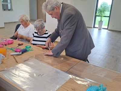 Na warsztatach Klubu Seniora+ przygotowywanie były niespodzianki dla dzieci