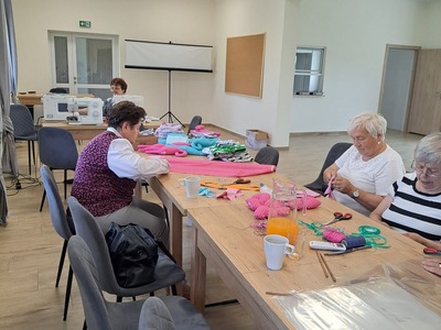 Na warsztatach Klubu Seniora+ przygotowywanie były niespodzianki dla dzieci