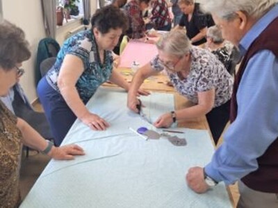 Na warsztatach Klubu Seniora+ przygotowywanie były niespodzianki dla dzieci