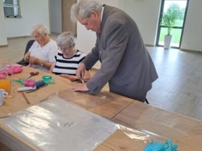 Na warsztatach Klubu Seniora+ przygotowywanie były niespodzianki dla dzieci