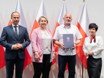 Uroczyste wręczenie umowy na dofinansowanie.