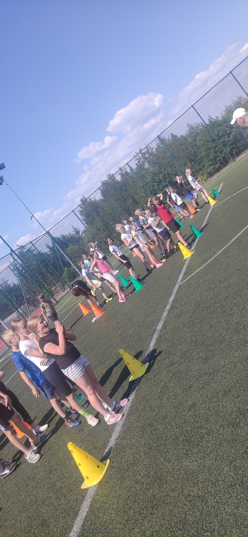 Grupa dzieci podczas konkurencji sportowych. Na zewnątrz.