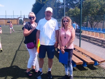 Dwie kobiety i mężczyzna na boisku sportowym. Na zewnątrz.