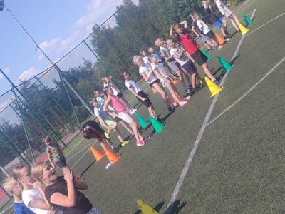 Grupa dzieci podczas konkurencji sportowych. Na zewnątrz.