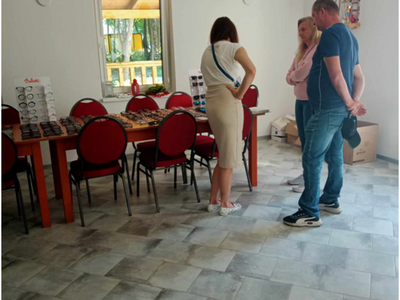 stoisko z wyborem korekcyjnych okularów – wewnątrz budynku