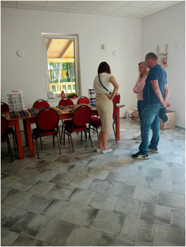 stoisko z wyborem korekcyjnych okularów – wewnątrz budynku