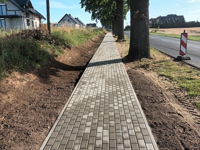 Kolejne metry chodnika na ul. Podgórnej w Drzycimiu