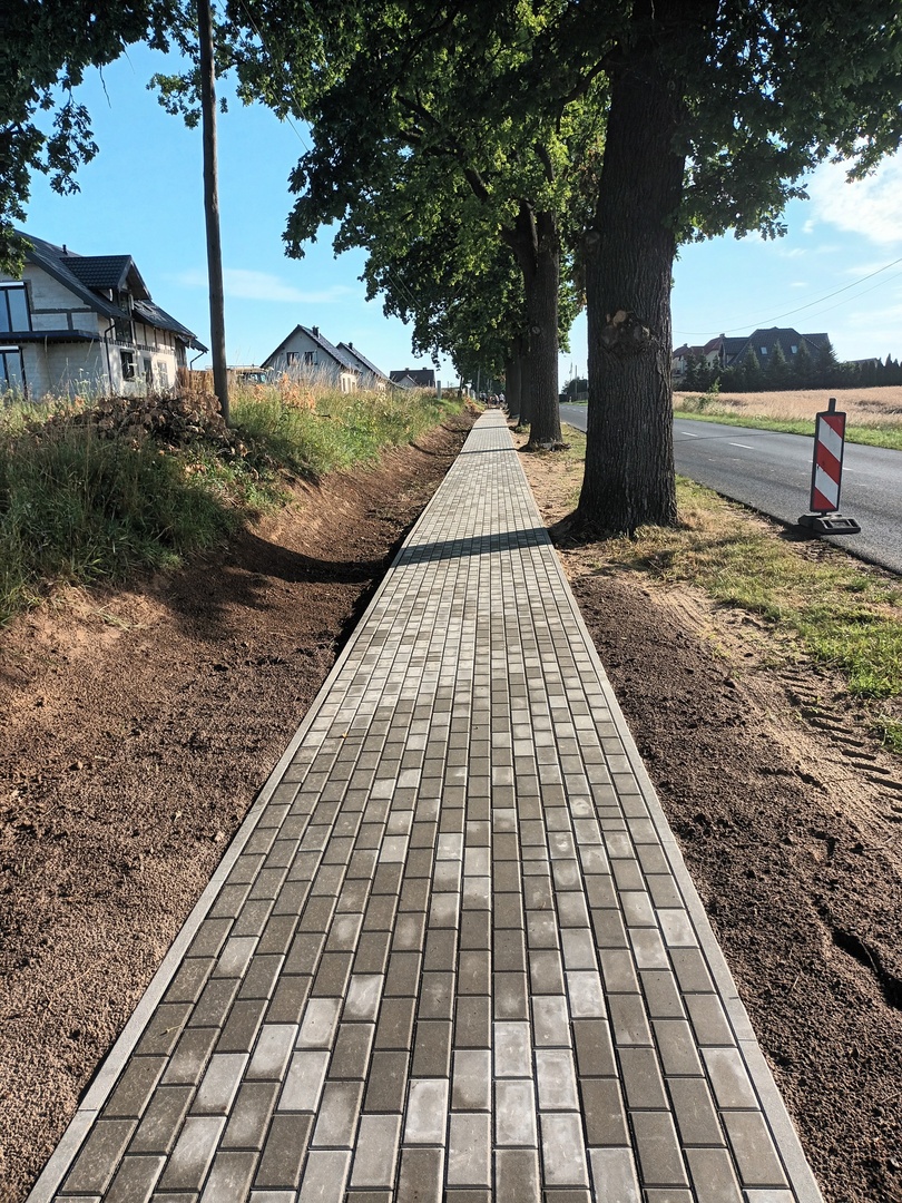 Kolejne metry chodnika na ul. Podgórnej w Drzycimiu