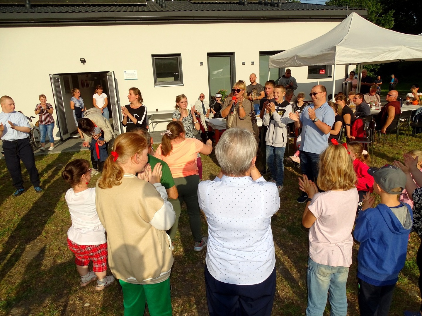Grupa osób w trakcie zabawy. Na zewnątrz.