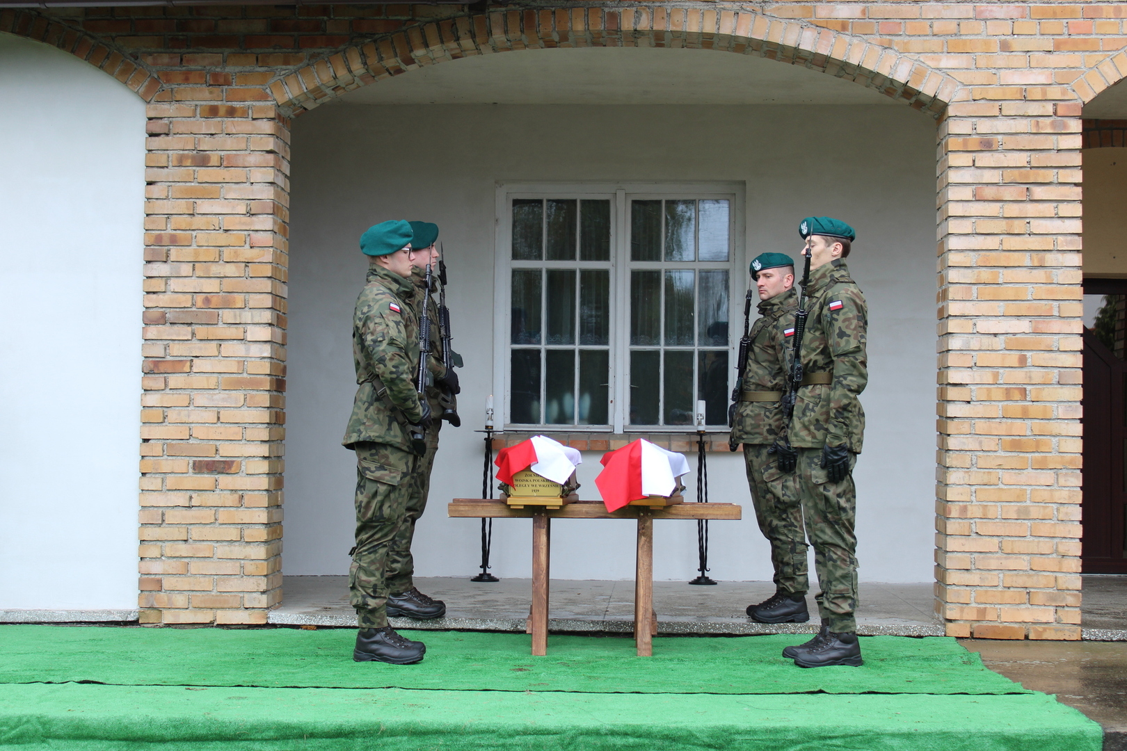 Warta honorowa żołnierzy przy trumnach.