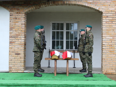 Warta honorowa żołnierzy przy trumnach.