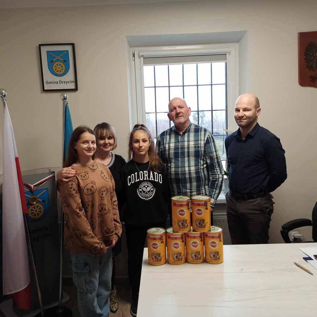 Schronisko w Drzycimiu dostało karmę dla piesków.