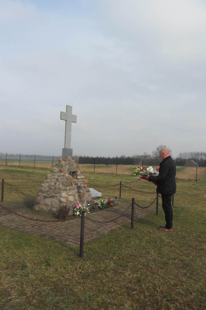 Wójt Gminy Drzycim składający wiązankę przy pomniku.