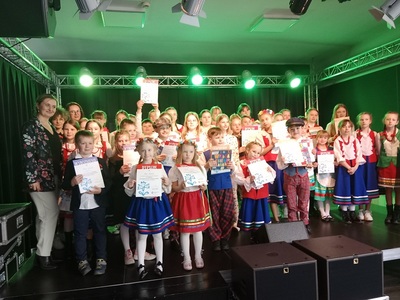 Grupa dzieci i dorosłych. Wewnątrz.