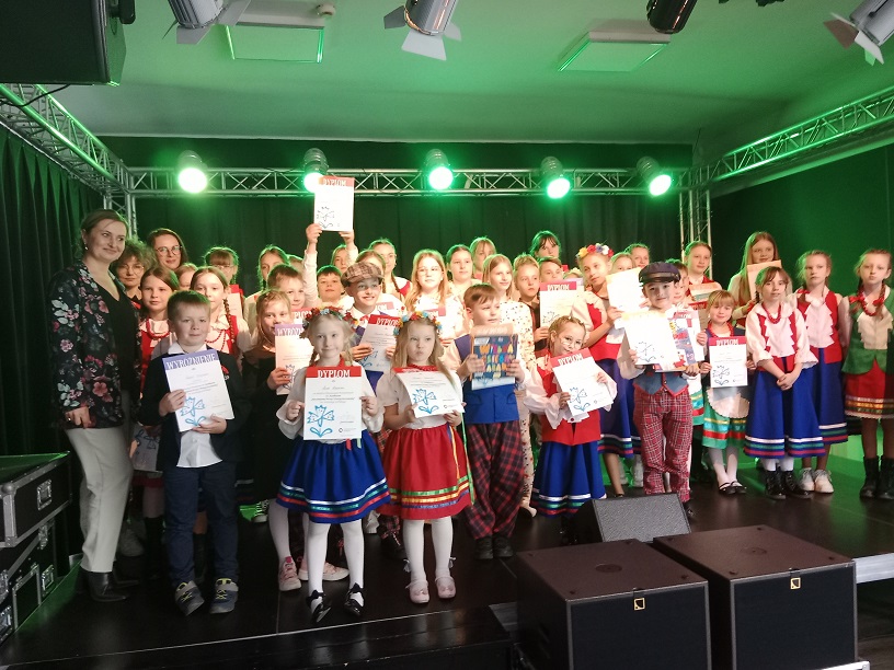 Grupa dzieci i dorosłych. Wewnątrz.