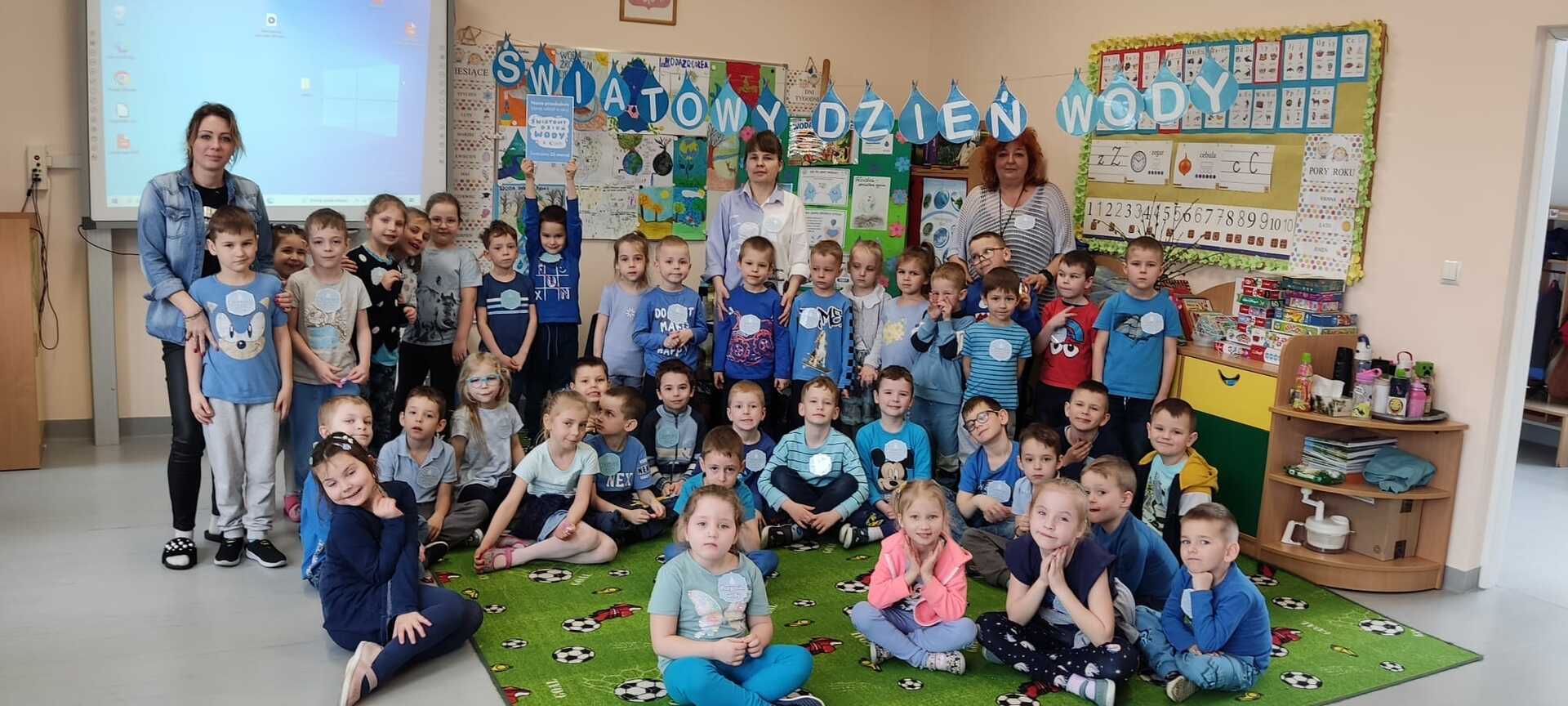 1 Grupa dzieci wraz z paniami. Wewnątrz.